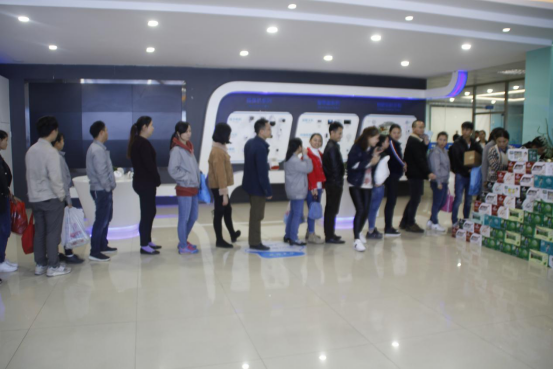 心系員工,公司為全體員工發放元旦福利